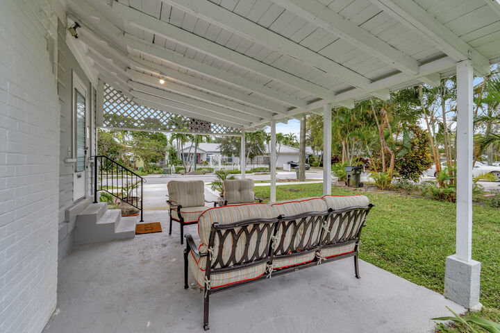 Property Photo: 320 SE 4th Avenue FL 33483