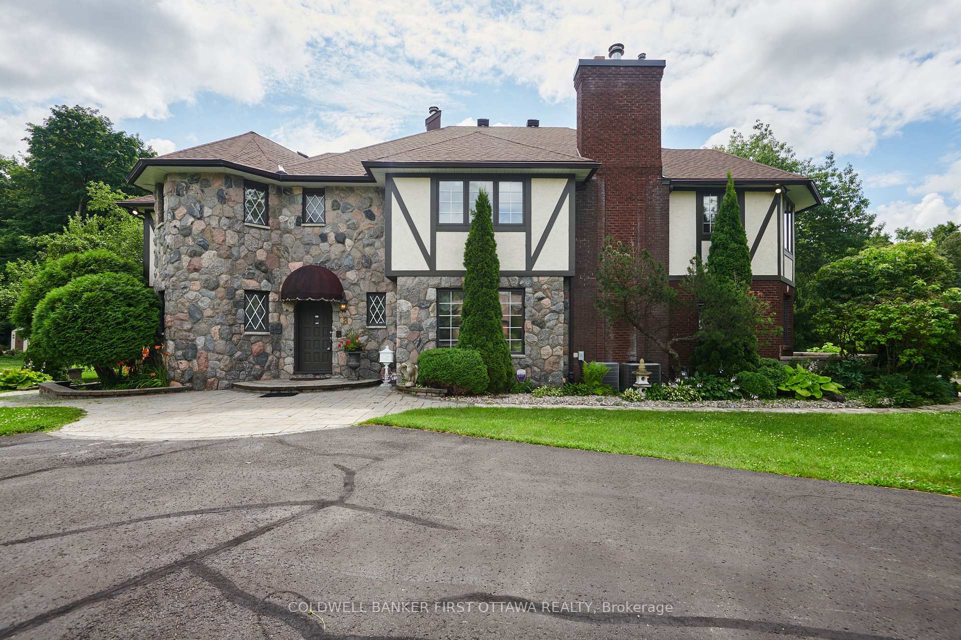 Photo de la propriété: 8 Woodsia Avenue ON K2R 1A9