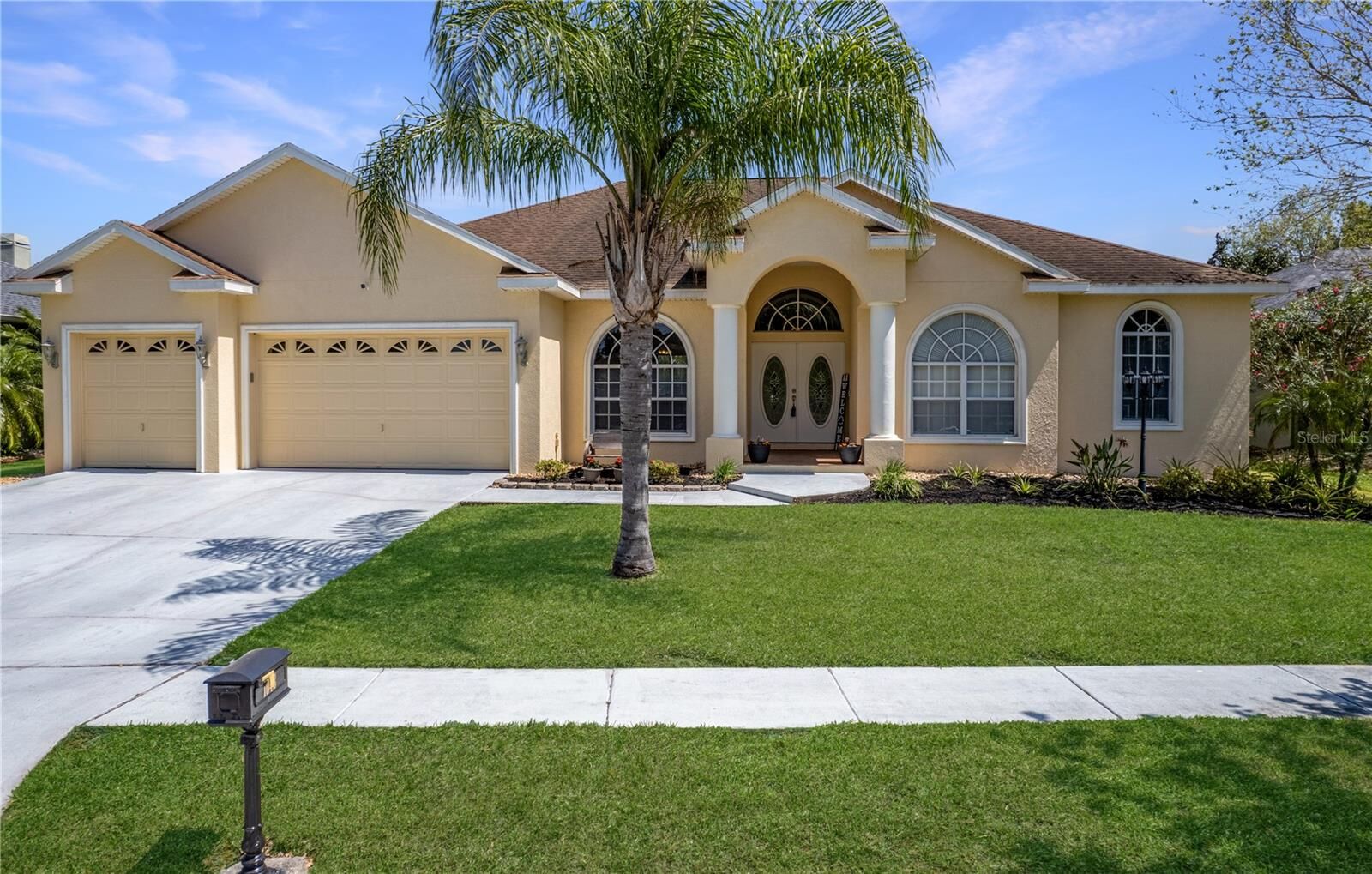 Property Photo: 1043 Carriage Park Drive FL 33594