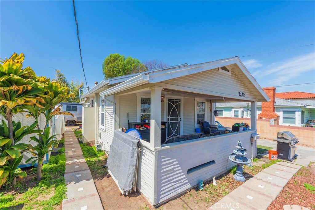 Property Photo: 25325 Feijoa Ave CA 90717