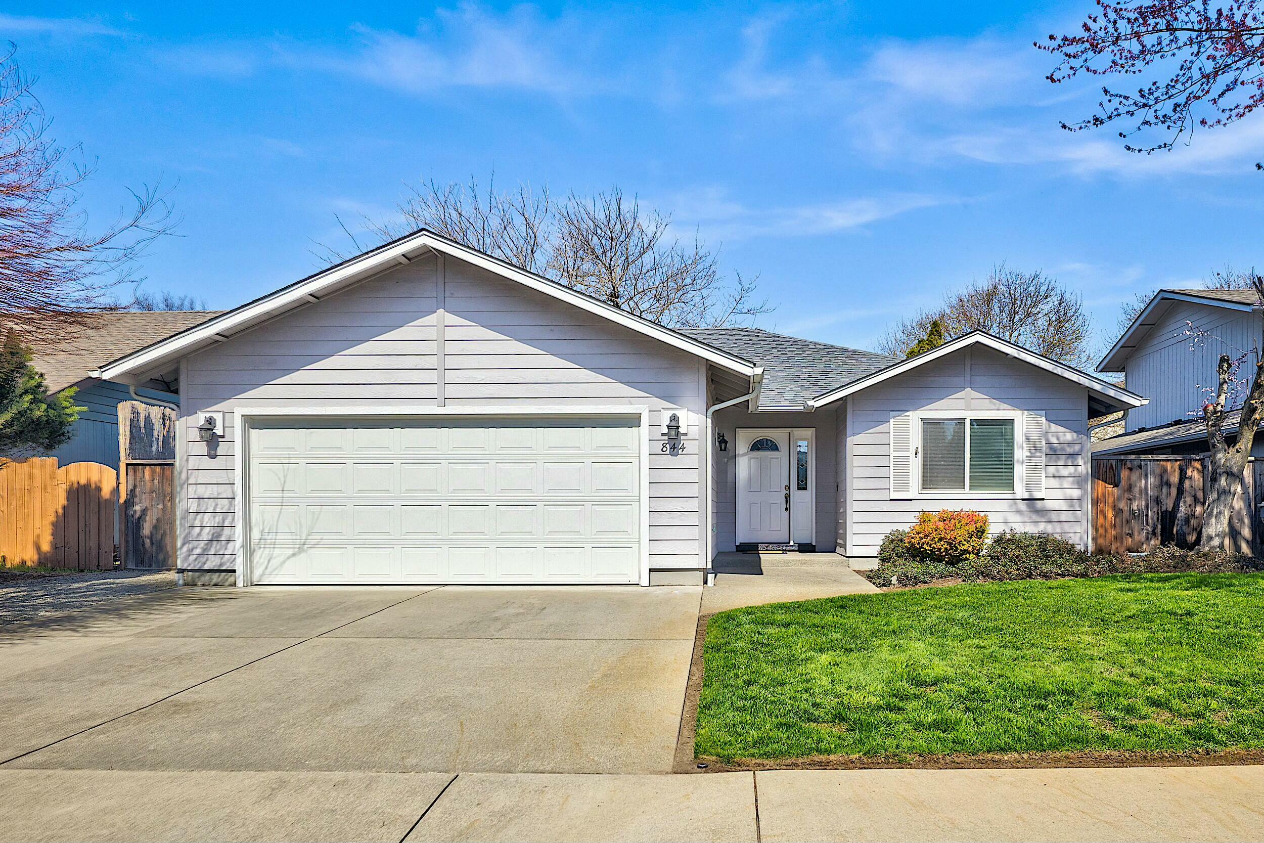 Property Photo: 844 Gold Court OR 97527