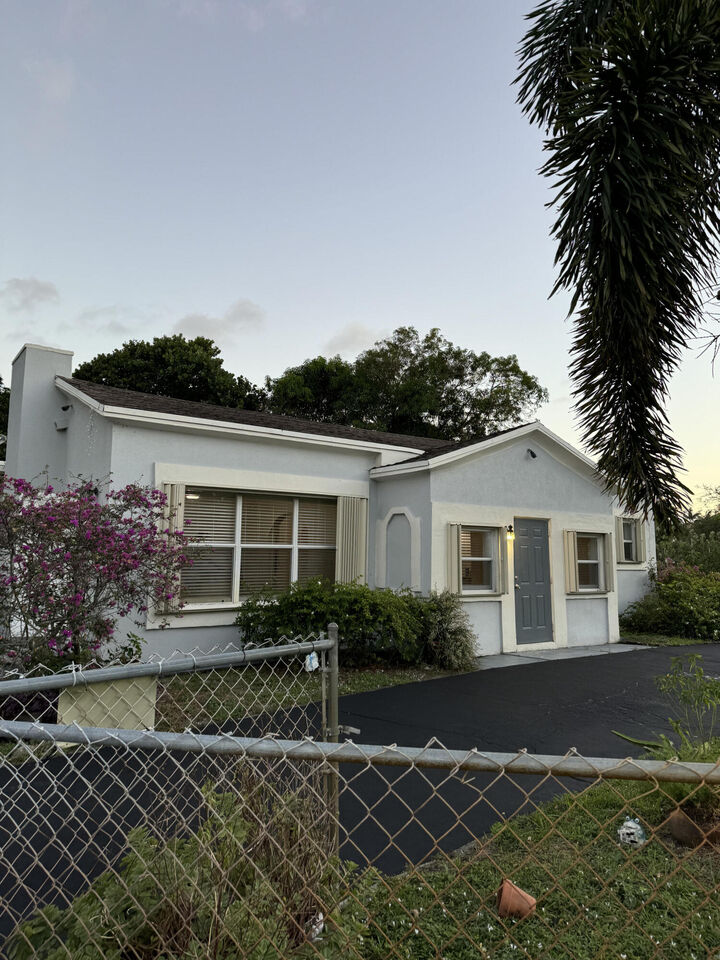 Property Photo:  701 SW 8th Avenue  FL 33444