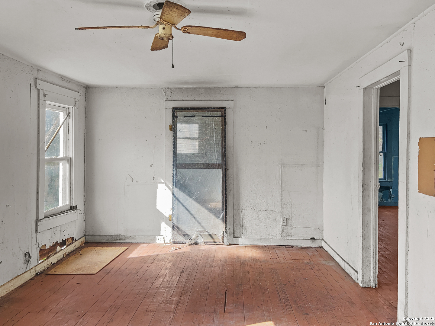 Property Photo: 524 Avenue B TX 78155