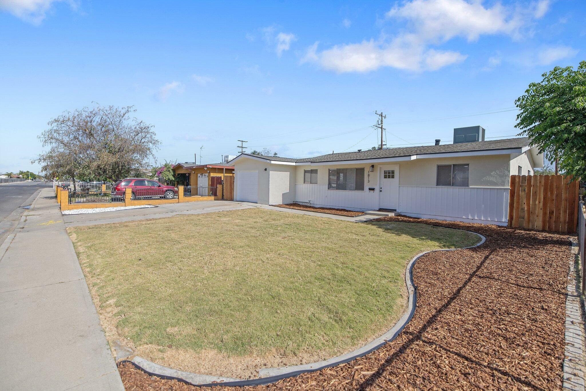 Property Photo:  1813 6th Avenue  CA 93215 