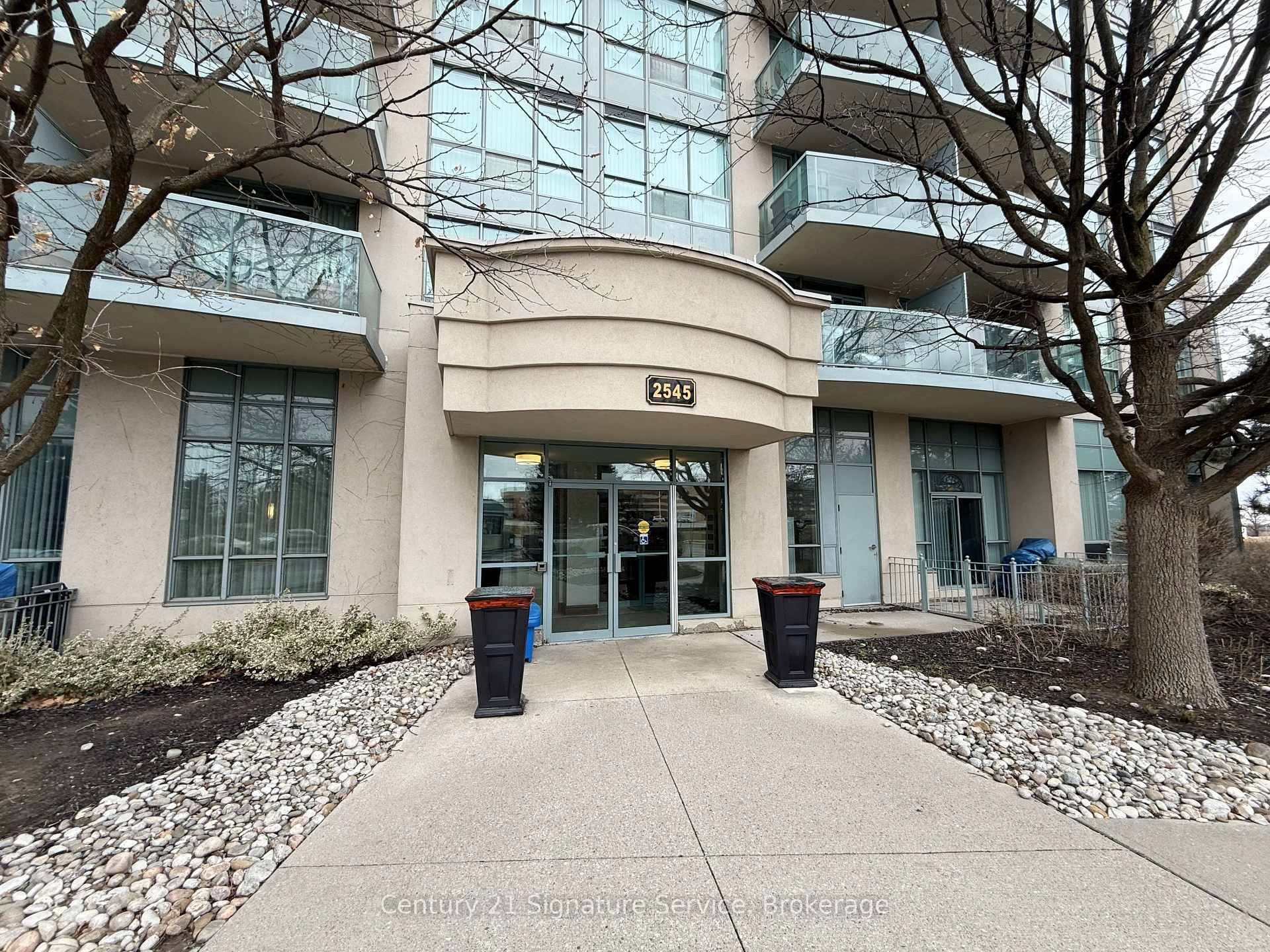 Property Photo: 2545 Erin Centre Boulevard 1802 ON L5M 6Z9