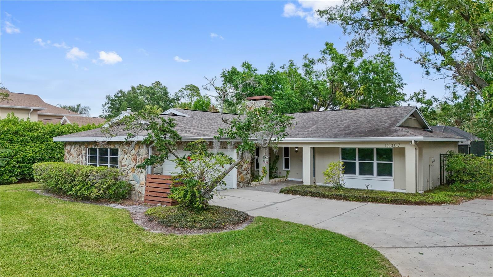 Property Photo: 13307 Meadowwood Court FL 33618