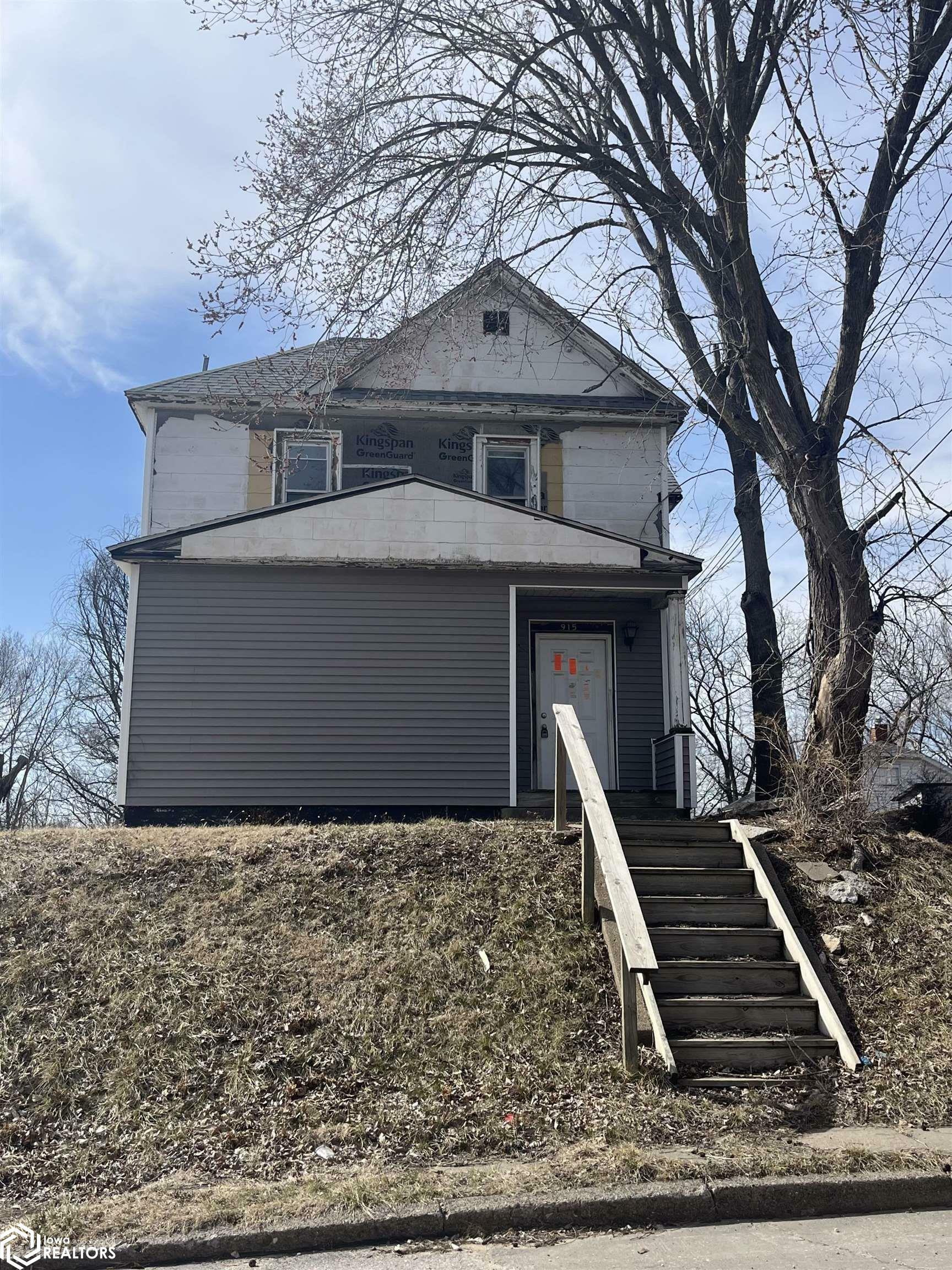 Property Photo: 915 Wells Street IA 52601