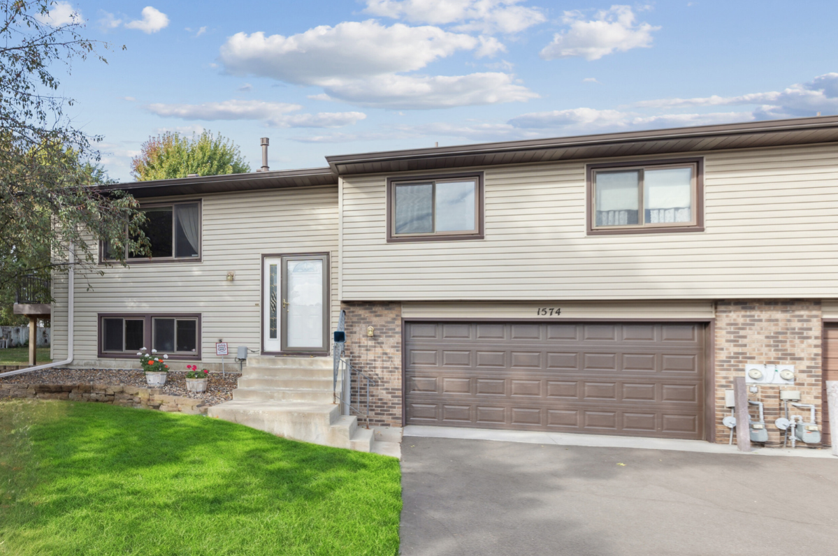 Property Photo: 1574 Sunny Way Court MN 55303