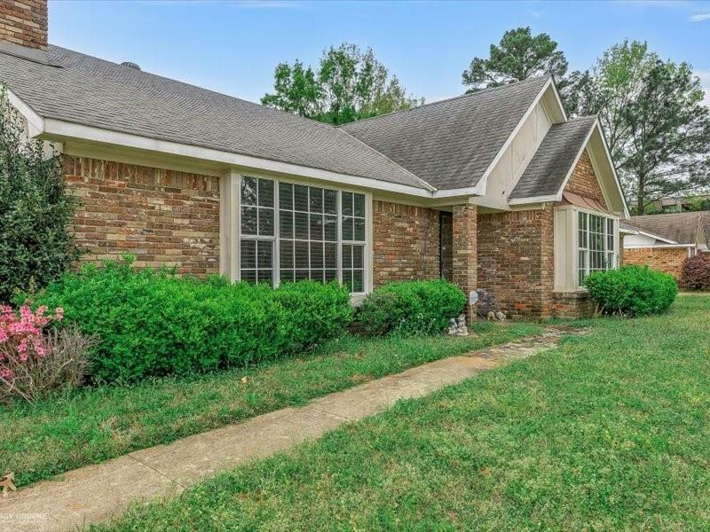 Property Photo: 5620 S Lakeshore Drive LA 71119
