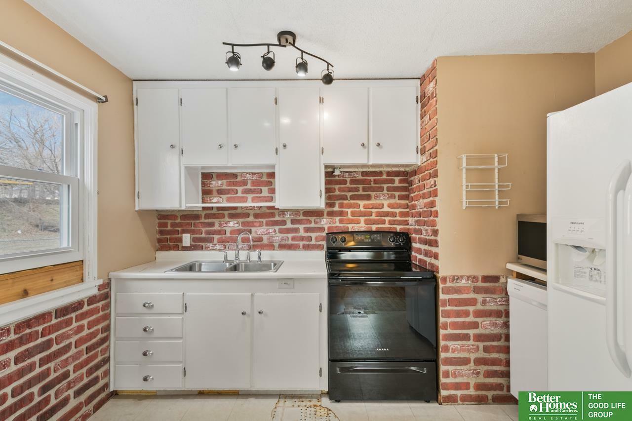 Property Photo: 417 Hillcrest Drive NE 68048