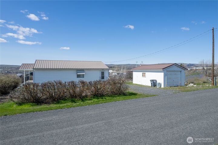 Property Photo:  2062  Eastlake Avenue  WA 98851 