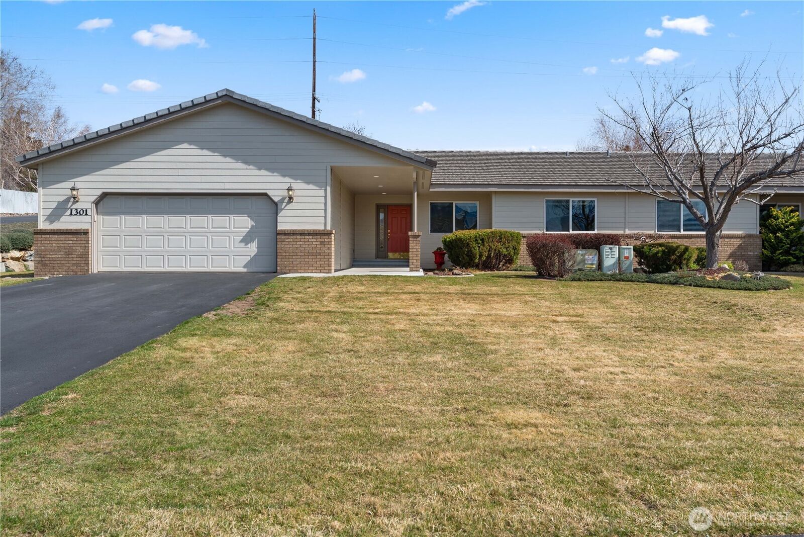 Property Photo:  1380  Eastmont Avenue 1301  WA 98802