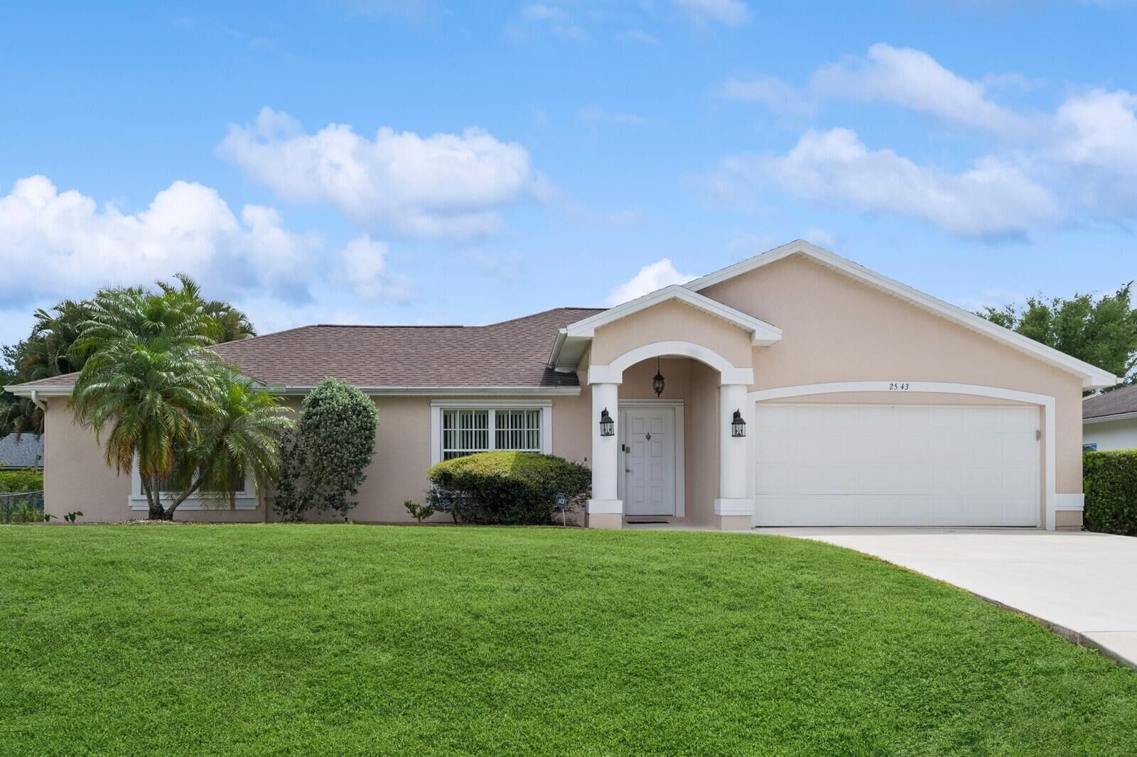 Property Photo: 2543 SW Deckard Street FL 34953