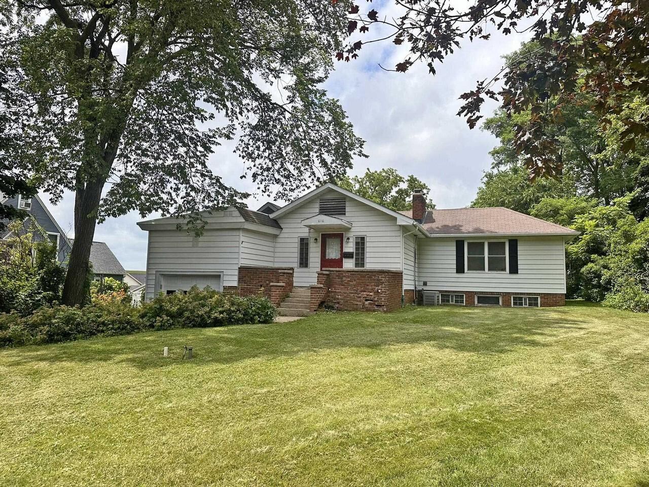 Property Photo:  616 South Iowa Street  WI 53533 