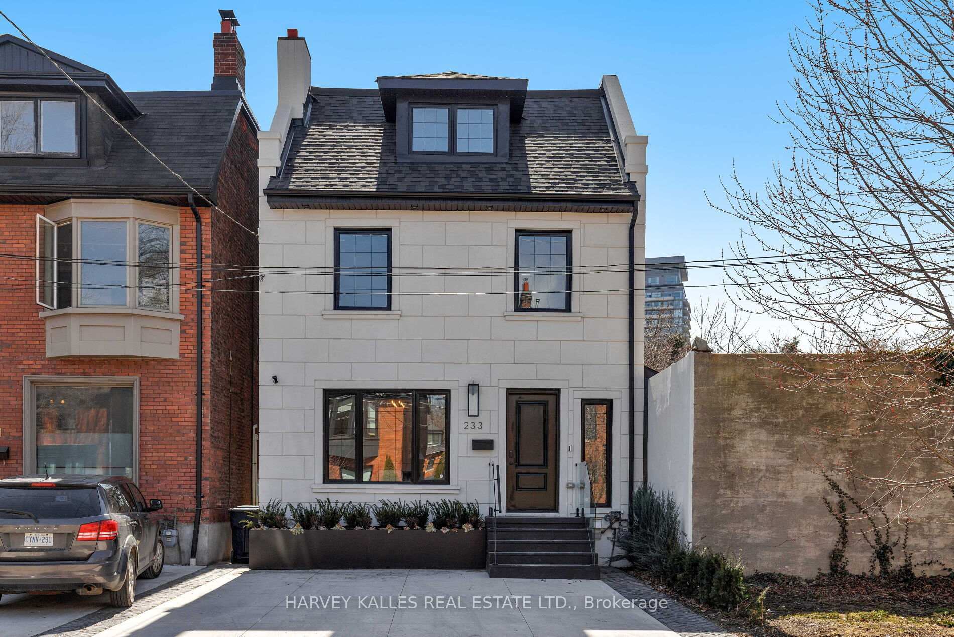 Property Photo: 233 Macpherson Avenue ON M4V 1A1