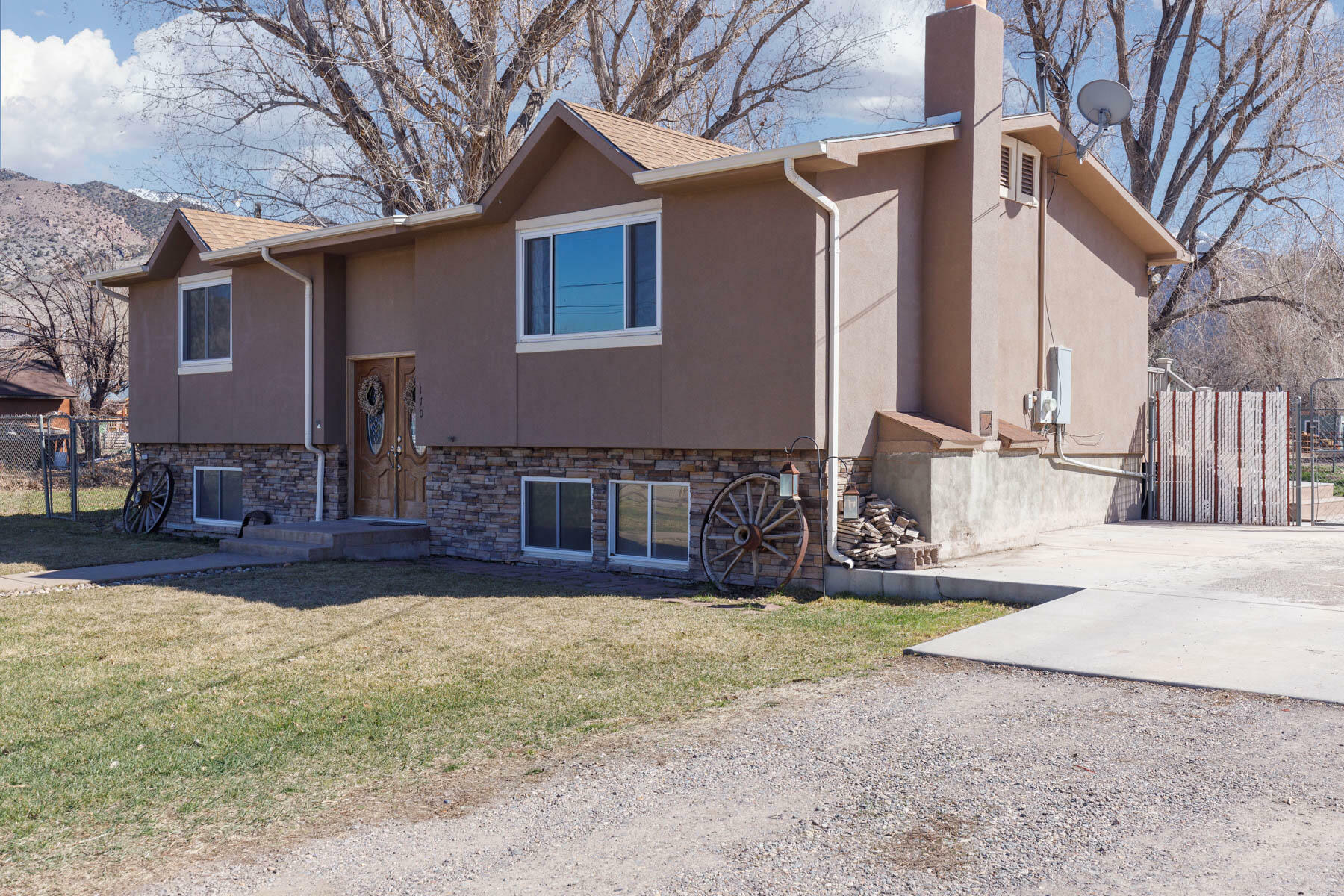 Property Photo: 170 E 400 N UT 84754