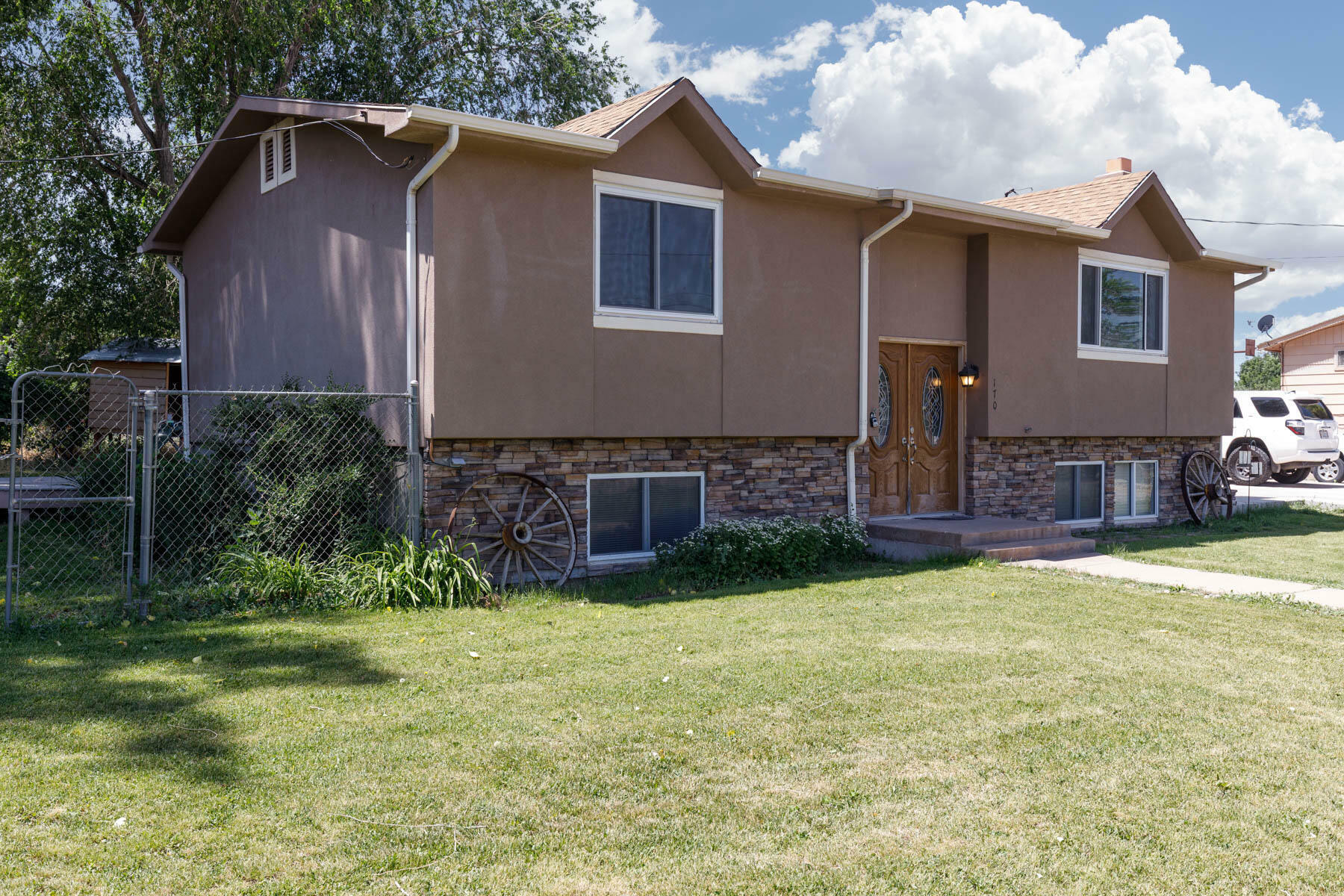Property Photo: 170 E 400 N UT 84754