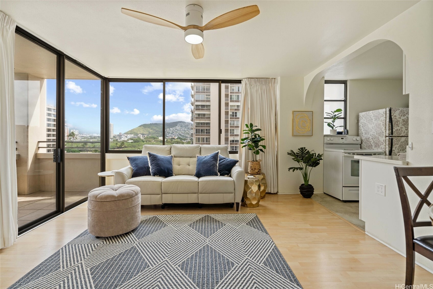 2410 Cleghorn Street 901  Honolulu HI 96815 photo