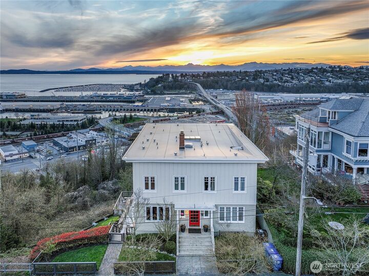 Property Photo:  1511  11th Avenue W 6  WA 98119 