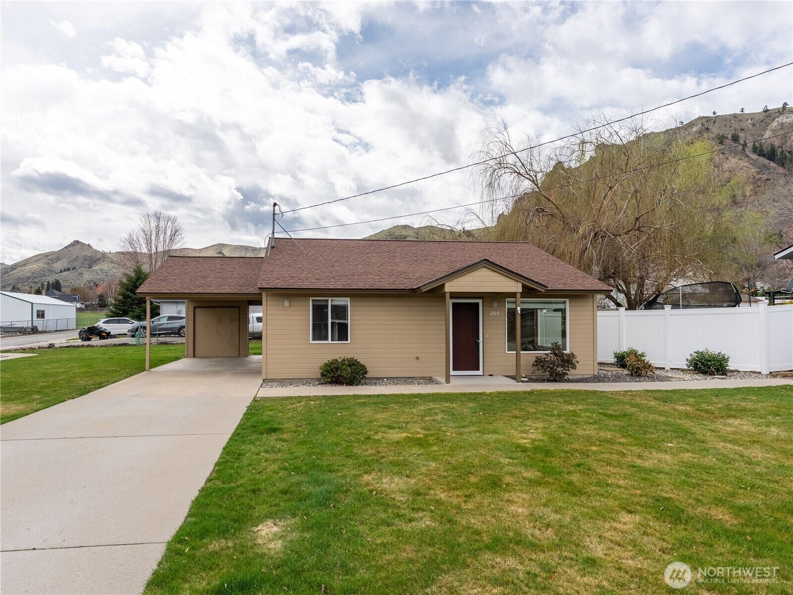 Property Photo: 1203 Red Apple Rd WA 98801