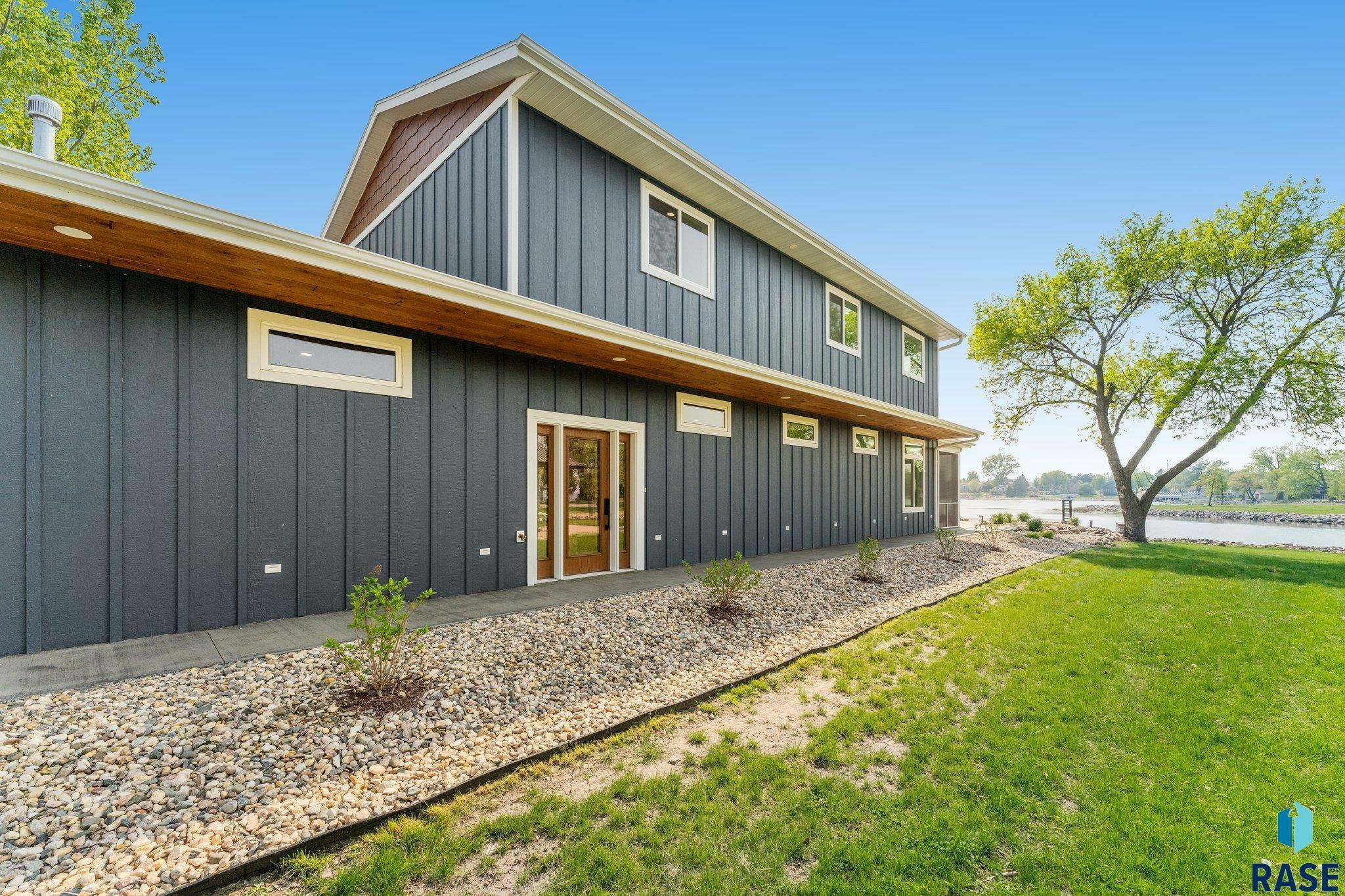 Property Photo: 6639 Peninsula Ln SD 57075