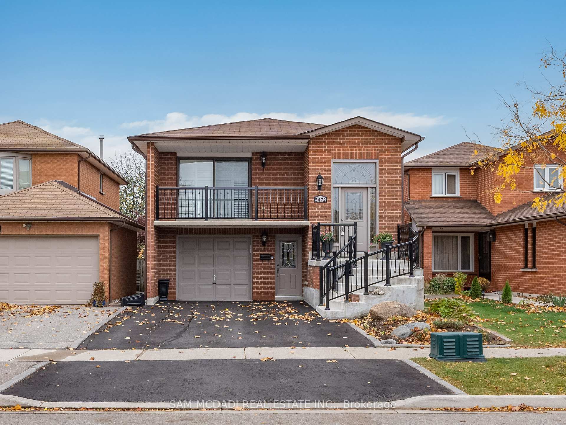 Property Photo: 5472 Bourget Drive ON L5R 3C9