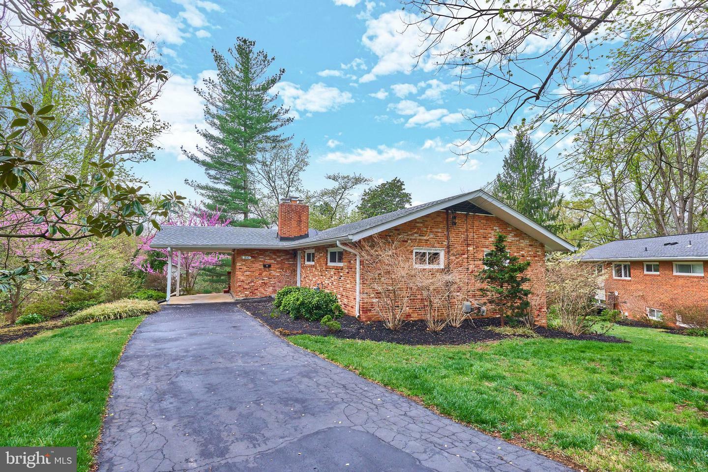 Property Photo: 5840 Doris Place VA 22311