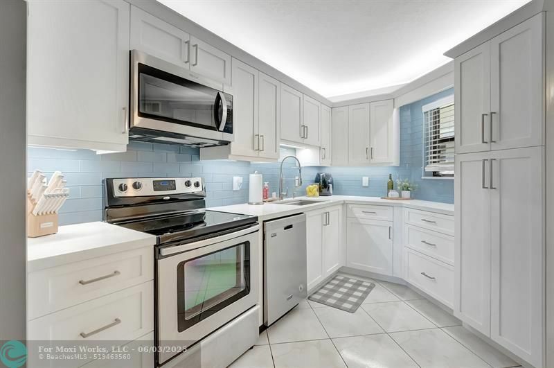 Property Photo: 5650 Camino Del Sol 104 FL 33433