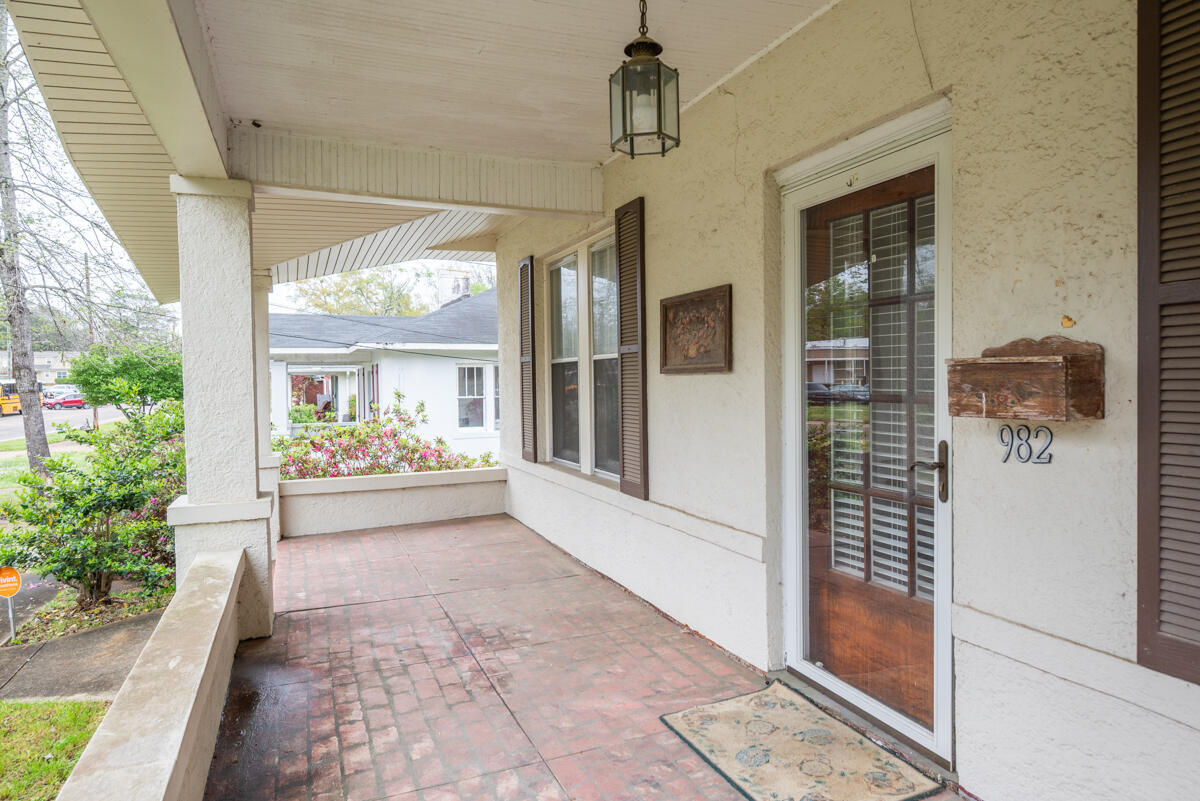 Property Photo: 982 E Broad St MS 39773