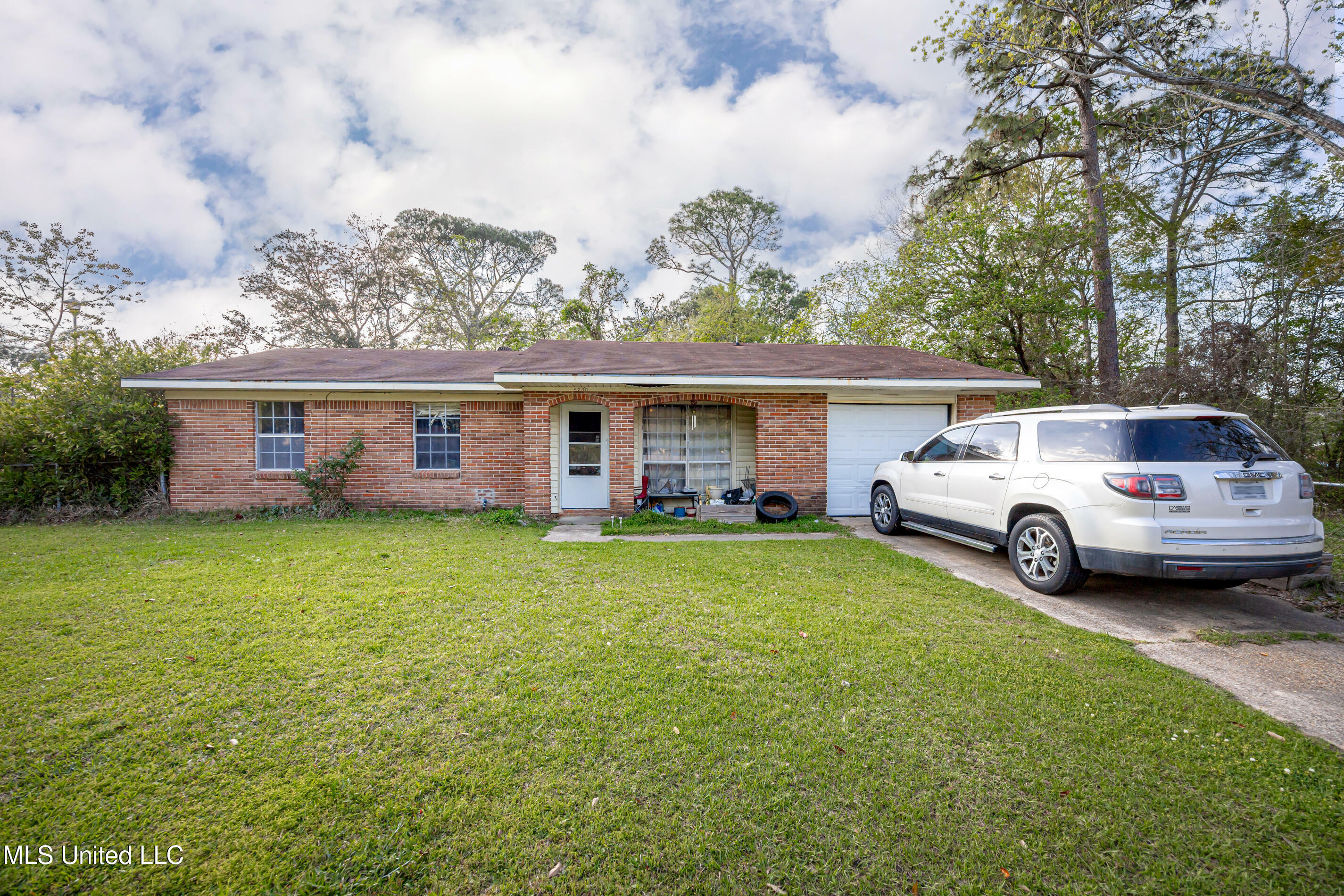 Property Photo: 2401 Oxford Drive MS 39553