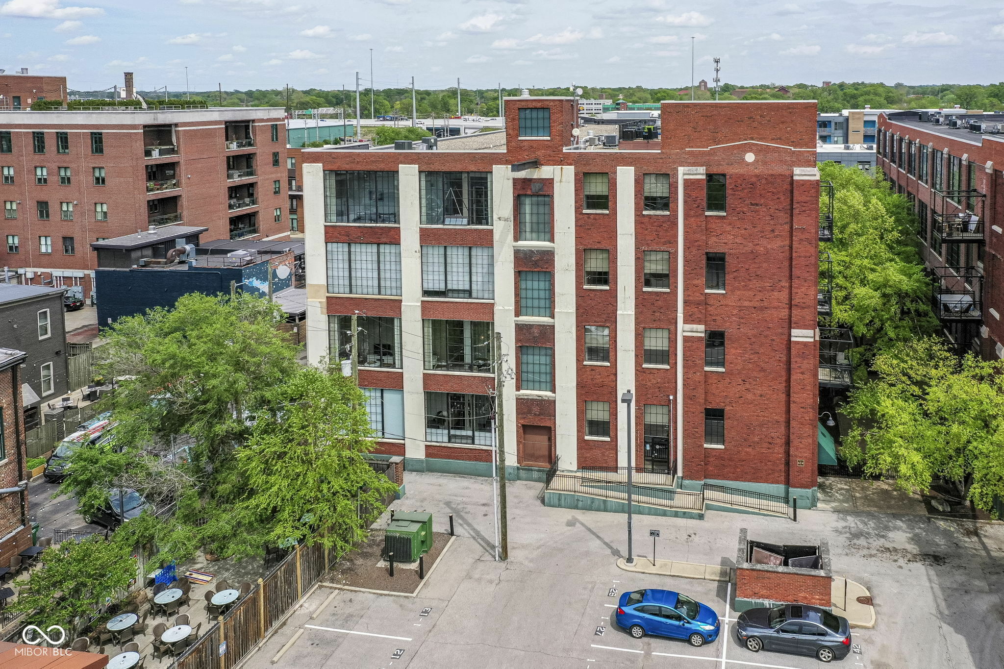 Property Photo: 624 E Walnut Street 21 IN 46204-1657