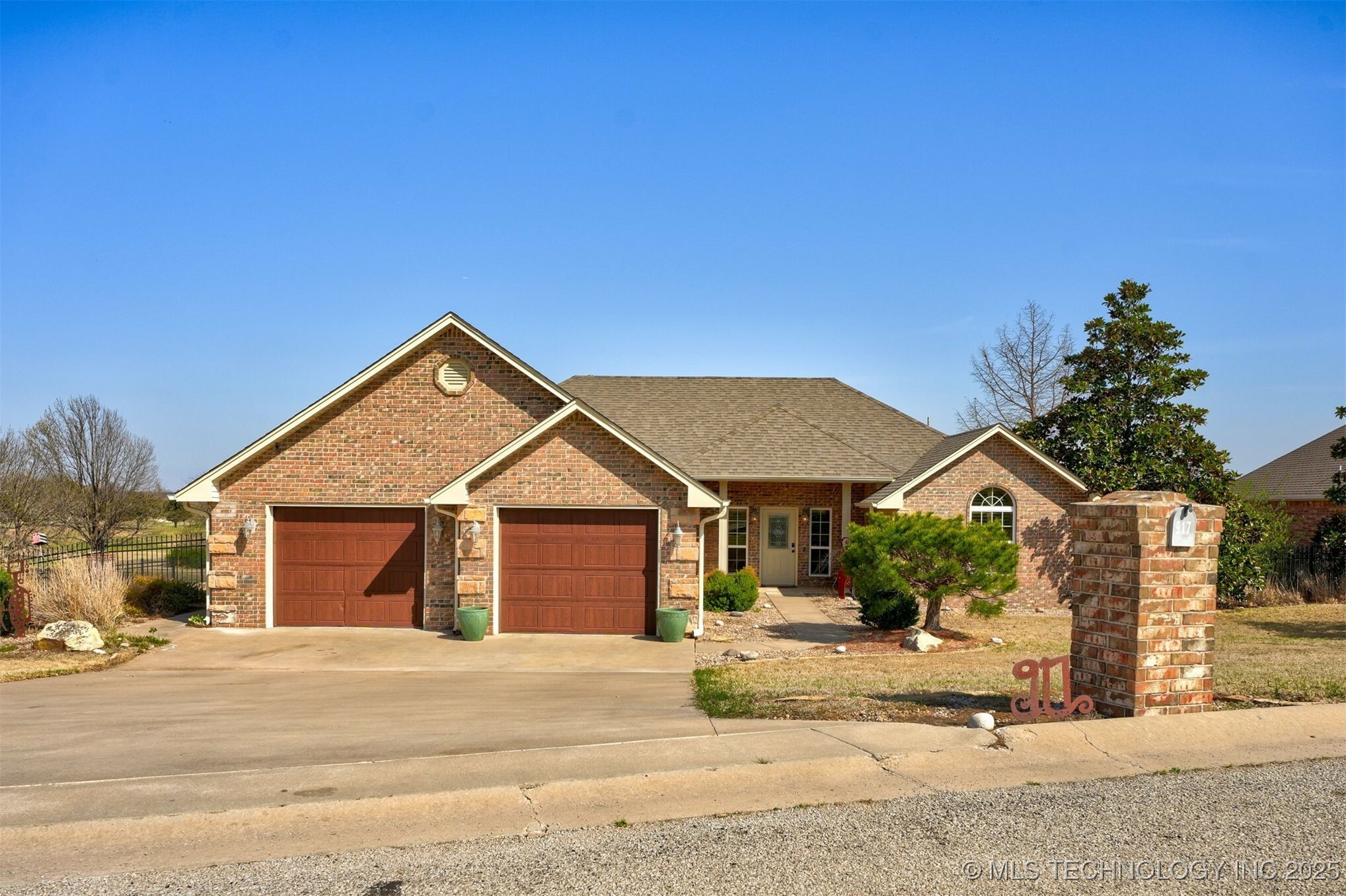Property Photo: 917 Country Club Drive OK 74023