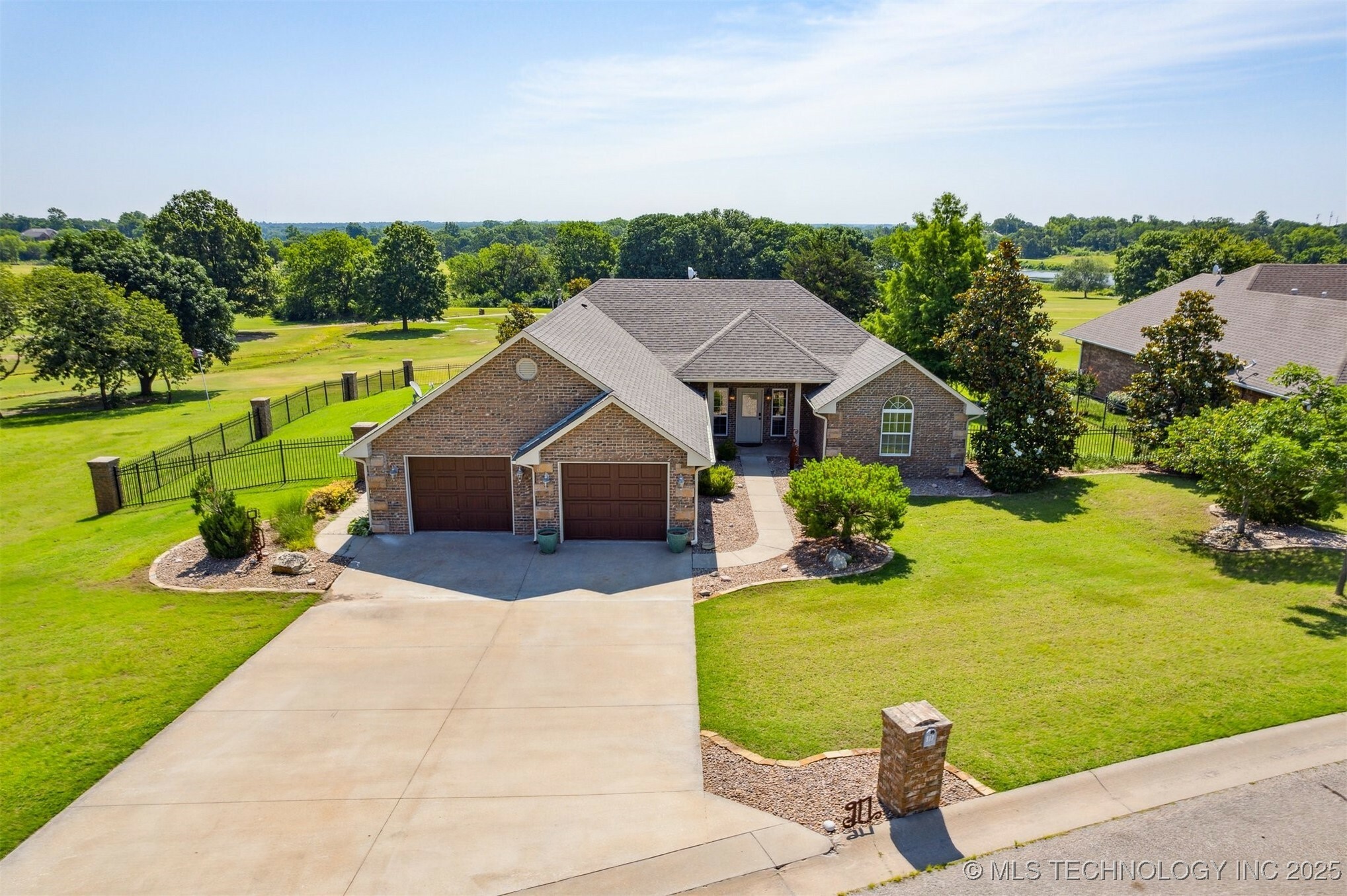 Property Photo: 917 Country Club Drive OK 74023