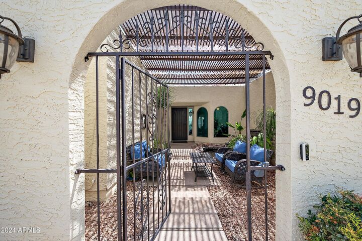 Property Photo: 9019 N 87th Way AZ 85258