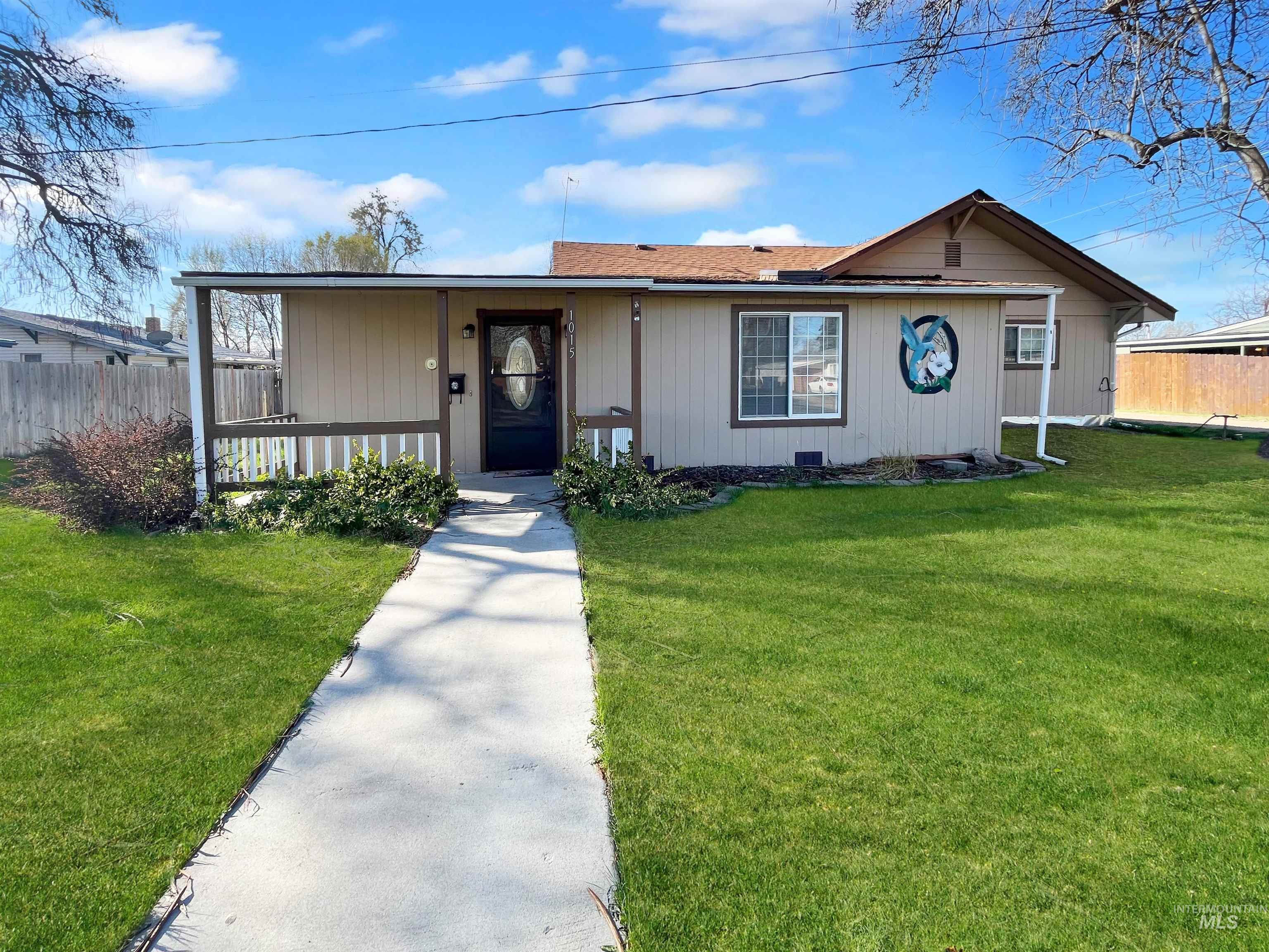 Property Photo:  1015 E Washington Ave  ID 83686 