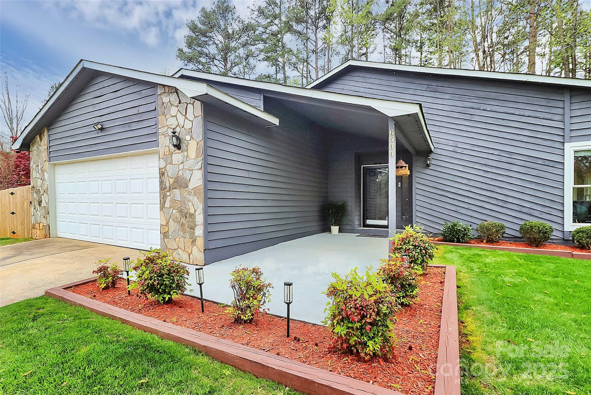 Property Photo: 6500 Wealdstone Court NC 28227