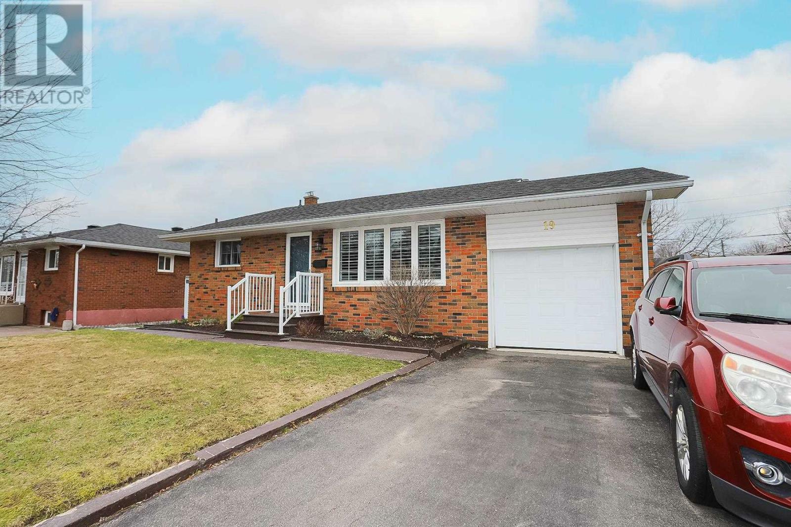 Property Photo: 19 Pretoria Hl ON P6C 5B9