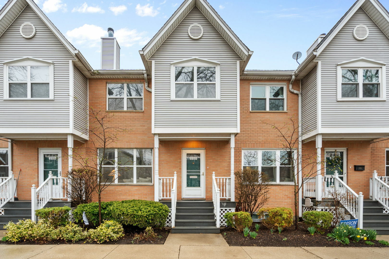 2120 W Balmoral Avenue  Chicago IL 60625 photo