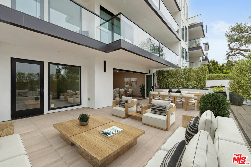 Property Photo:  505 S Barrington Avenue 109  CA 90049 