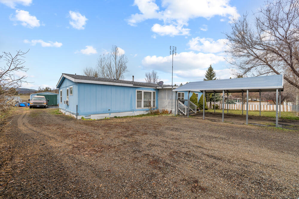Property Photo: 3212 Emerald Street OR 97601