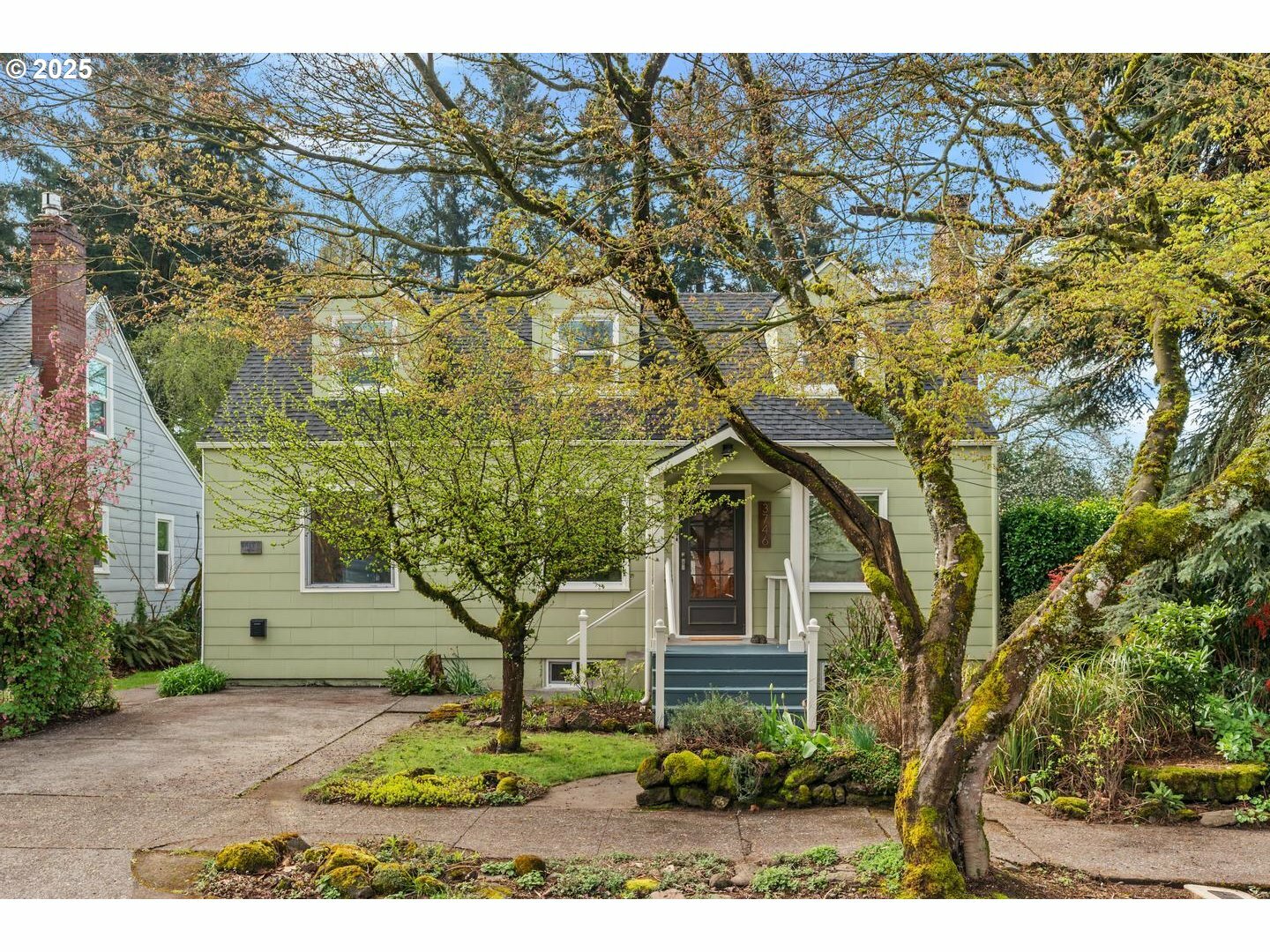 Property Photo: 3746 SE Lafayette Ct OR 97202