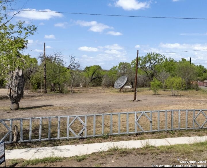 Property Photo:  667 W Petaluma  TX 78221 