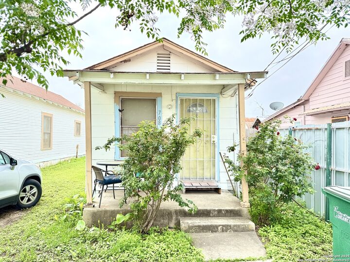 Property Photo: 710 Sherman TX 78202