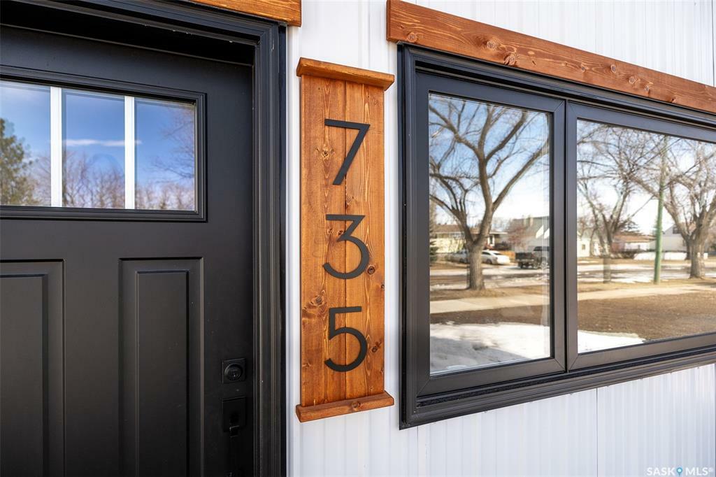 Property Photo: 735 Hochelaga Street E SK S6H 0P9