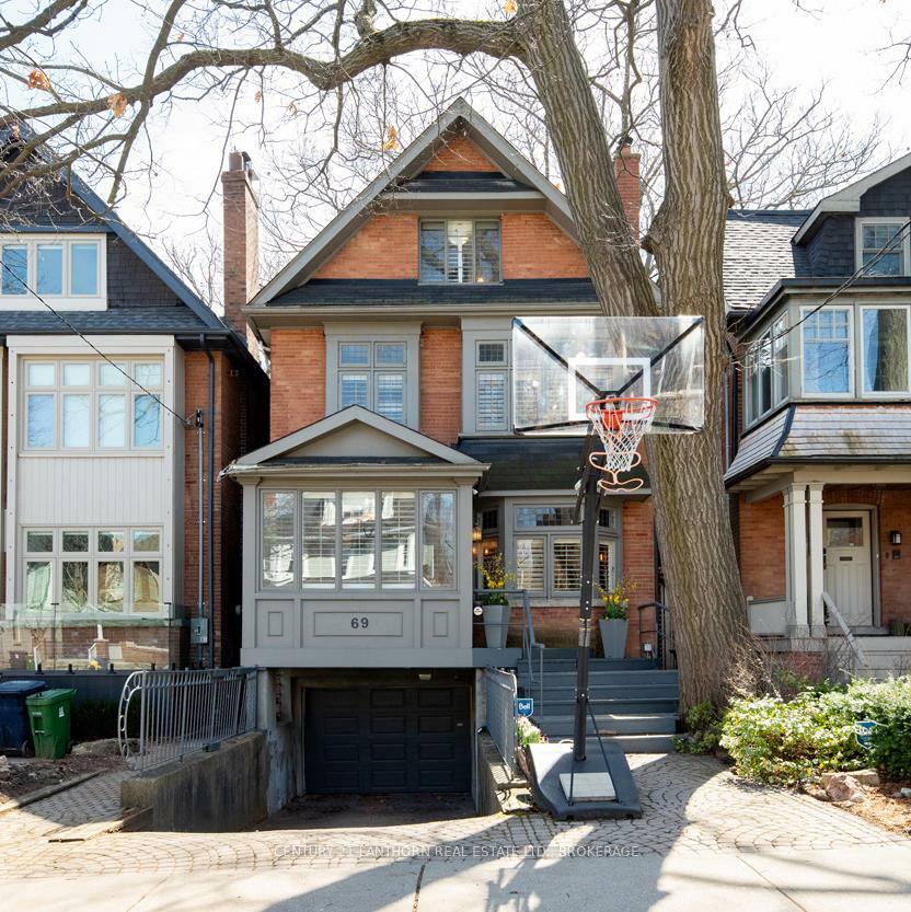 Photo de la propriété: 69 Walmsley Boulevard ON M4V 1X7