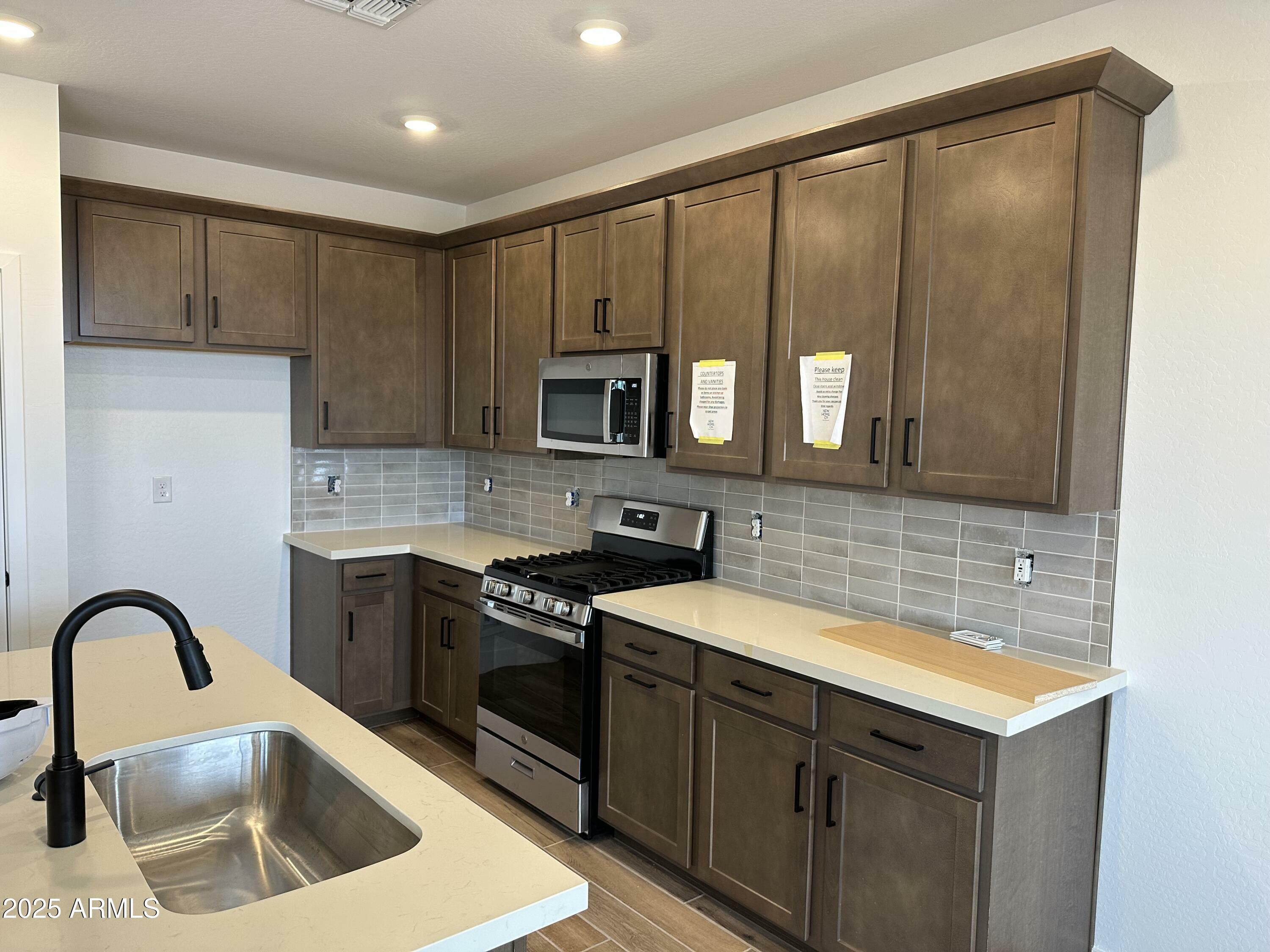 Property Photo: 43386 N Wollemi Street AZ 85140