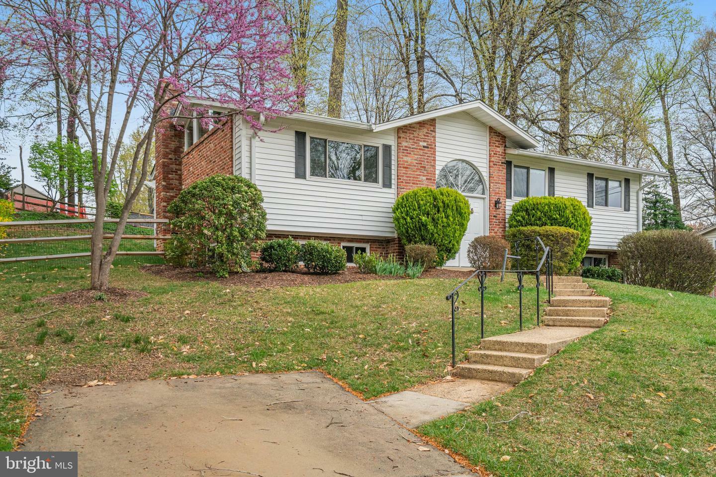 Property Photo: 8618 Kenilworth Drive VA 22151
