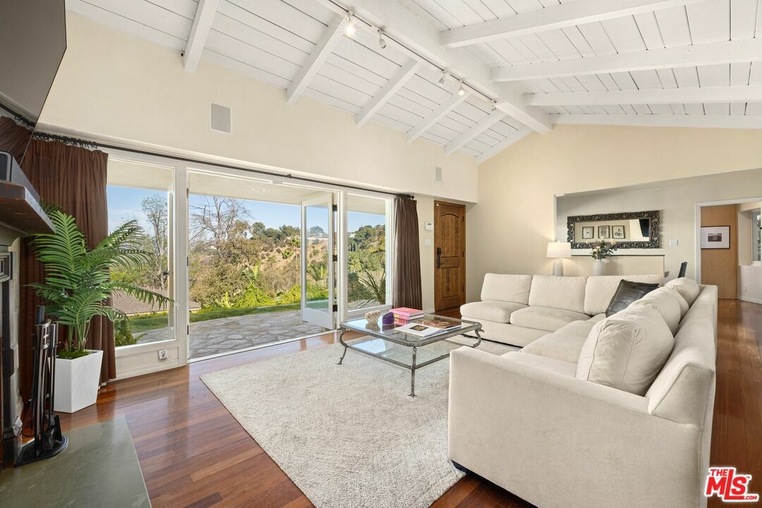 Property Photo: 2980 Briar Knoll Dr CA 90046