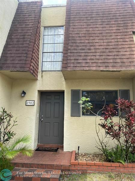 Property Photo: 8902 Palm Tree Ln 8902 FL 33024
