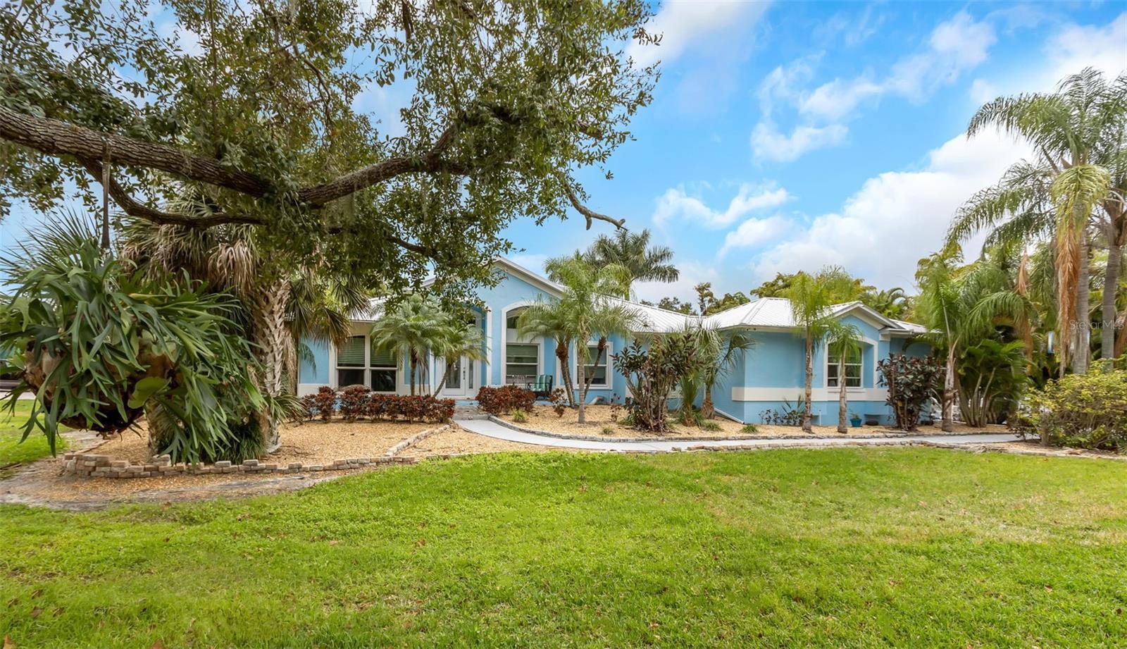 Property Photo: 424 Island Cay Way FL 33572